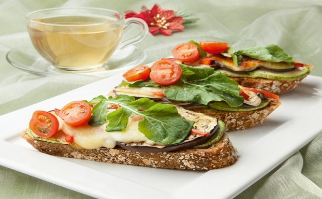 Bruschettas vegetarianas e infusión de alivio